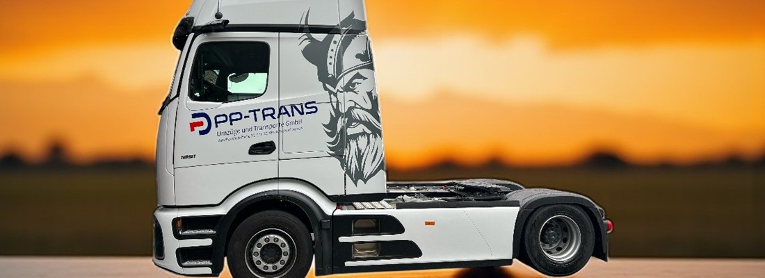 Fahrzeugbeschriftung PP-Trans: weißer LKW mit Logo, Firmenaufschrift und großem Wikinger-Motiv – umgesetzt von Folien Fischer Hamburg