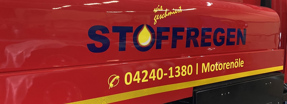 Fahrzeugbeschriftung Stoffregen: roter Tankwagen mit blau-gelbem Logo, Öl-Tropfen-Symbol und Telefonnummer 04240-1380 – umgesetzt von Folien Fischer Hamburg