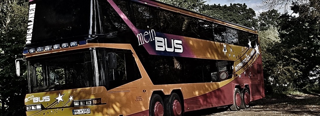 Busbeschriftung: Doppeldeckerbus mit farbigem Design in Orange und Lila, Schriftzug ‚mein Bus‘ und Sternenmotiv – umgesetzt von Folien Fischer Hamburg