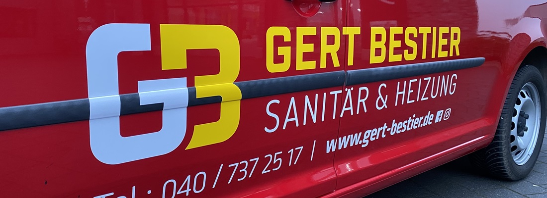 Fahrzeugbeschriftung Gert Bestier Sanitär & Heizung: roter Transporter mit gelbem Logo ‚GB3‘ und weißem Schriftzug – umgesetzt von Folien Fischer Hamburg